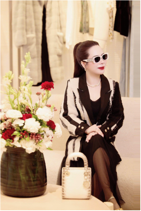 Nữ doanh nh&acirc;n bốn con vẫn giữ gu thời trang thanh lịch, tinh tế- Ảnh 8.