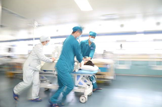 Người đ&agrave;n &ocirc;ng 40 tuổi tử vong v&igrave; nhồi m&aacute;u cơ tim, b&aacute;c sĩ cảnh b&aacute;o: Kh&aacute;t đến đ&acirc;u ban đ&ecirc;m cũng đừng uống 3 loại nước n&agrave;y - Ảnh 1.