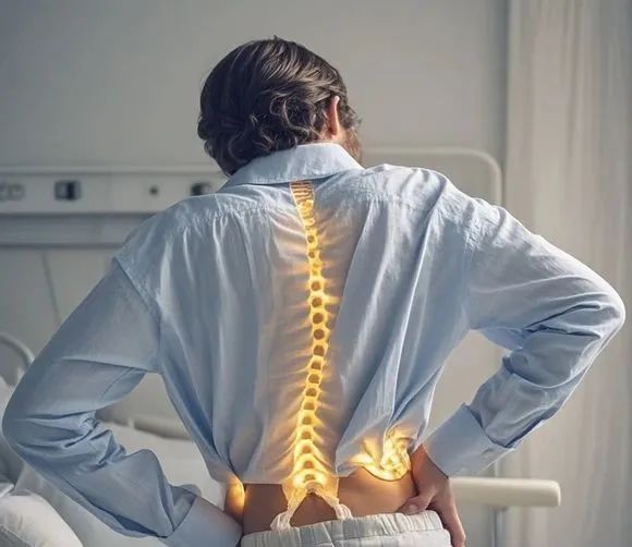 Người đ&agrave;n &ocirc;ng 33 tuổi bị đau lưng dưới v&agrave;o giữa đ&ecirc;m nhưng kh&ocirc;ng đi kh&aacute;m v&igrave; nghĩ chỉ l&agrave; 