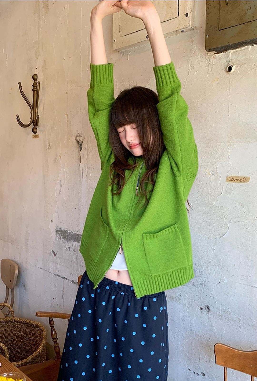 Trời rục rịch chuyển xuân, cứ diện áo len theo 5 công thức phối màu này là "auto" sang xịn mịn và tôn da rạng rỡ- Ảnh 2. Trời rục rịch chuyển xuân, cứ diện áo len theo 5 công thức phối màu này là "auto" sang xịn mịn và tôn da rạng rỡ- Ảnh 2.