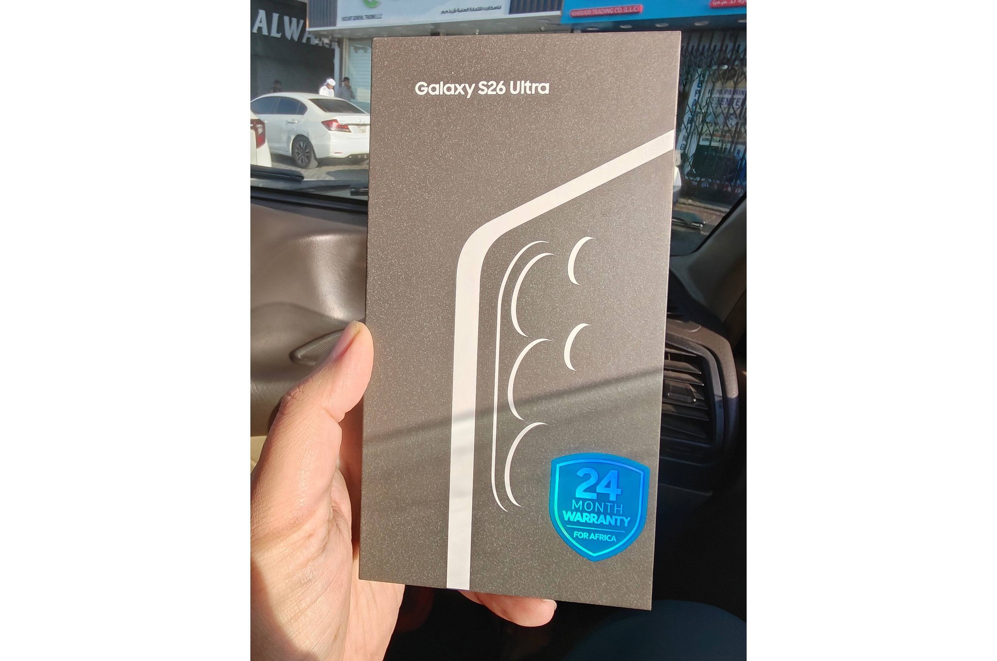 Galaxy S26 Ultra bất ngờ lộ diện trong video mở hộp, cho ta thấy r&otilde; c&aacute;ch m&agrave;n h&igrave;nh "chống nh&igrave;n trộm" hoạt động như thế n&agrave;o- Ảnh 2.