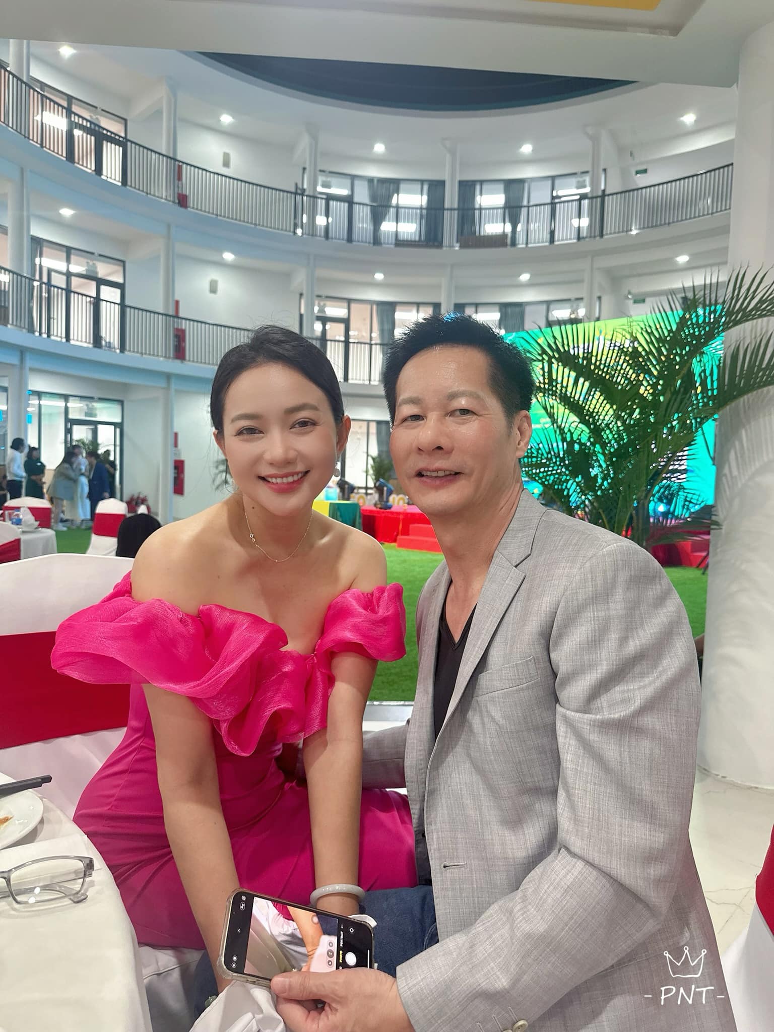 Đại gia U65 si mê mỹ nhân Việt kém 26 tuổi bất chấp thế nào, tặng toàn bộ tài sản hàng trăm tỷ- Ảnh 4. Đại gia U65 si mê mỹ nhân Việt kém 26 tuổi bất chấp thế nào, tặng toàn bộ tài sản hàng trăm tỷ- Ảnh 4.