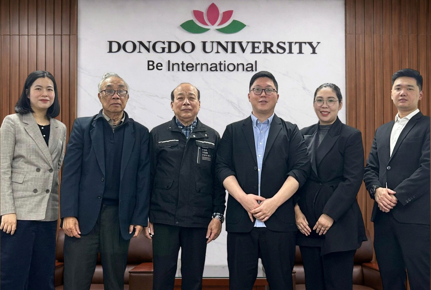 Thầy gi&aacute;o H&agrave;n Quốc v&agrave; &ldquo;nh&acirc;n duy&ecirc;n&rdquo; đặc biệt với 2 người thầy Việt đ&aacute;ng k&iacute;nh - Ảnh 1.