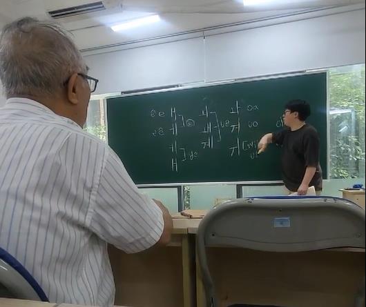 Thầy gi&aacute;o H&agrave;n Quốc v&agrave; &ldquo;nh&acirc;n duy&ecirc;n&rdquo; đặc biệt với 2 người thầy Việt đ&aacute;ng k&iacute;nh - Ảnh 3.