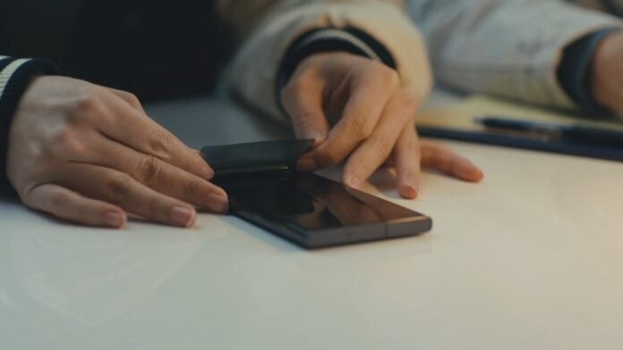 Galaxy S26 Ultra lộ c&ocirc;ng nghệ &ldquo;Privacy Display&rdquo;: Nh&igrave;n thẳng th&igrave; r&otilde; n&eacute;t, nh&igrave;n nghi&ecirc;ng 30 độ đ&atilde;&hellip; t&agrave;ng h&igrave;nh- Ảnh 4.