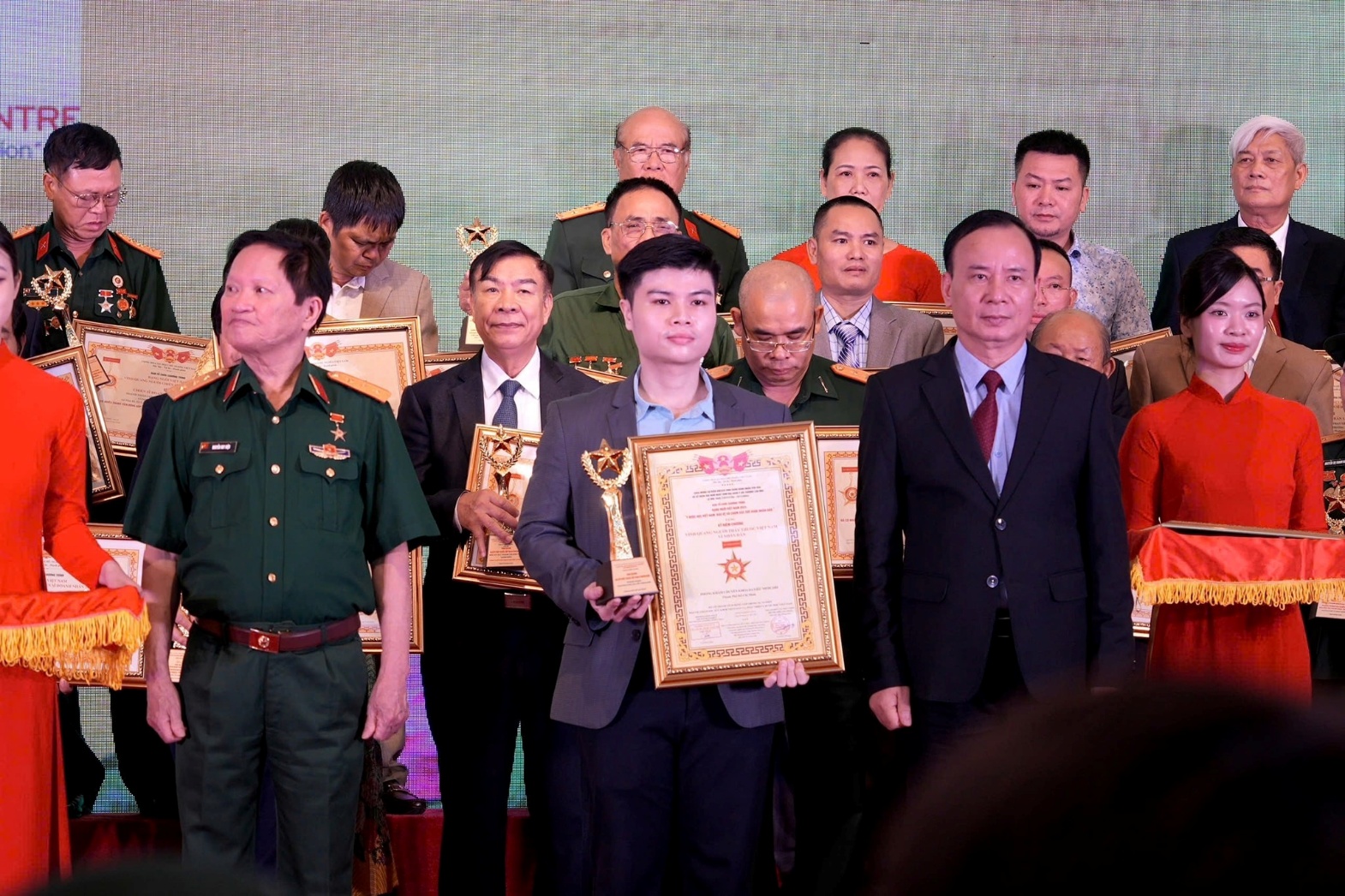 Ch&uacute;c mừng ng&agrave;y thầy thuốc Việt Nam 27/2 &ndash; H&agrave;nh tr&igrave;nh từ chuy&ecirc;n to&aacute;n đến người thầy thuốc v&igrave; nh&acirc;n d&acirc;n - Ảnh 2.