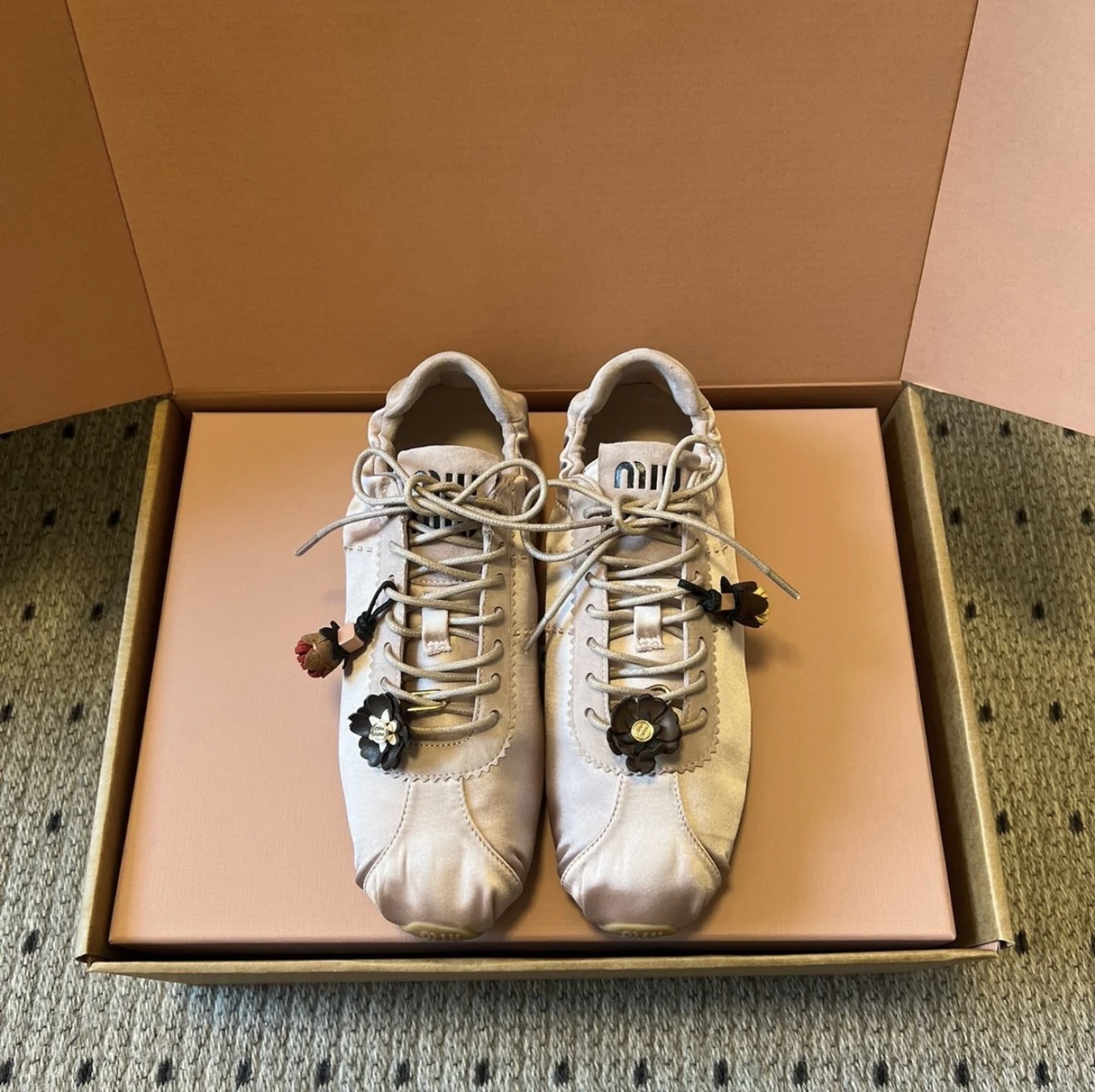 Hot trend 2026 gọi t&ecirc;n gi&agrave;y satin: Từ gi&agrave;y b&uacute;p b&ecirc; tới sneakers đều xinh cỡ n&agrave;y, bảo sao MXH m&ecirc; đắm!- Ảnh 19.