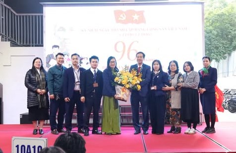 Tuổi trẻ Đ&ocirc;ng Kinh &ndash; Tự h&agrave;o tiến bước dưới cờ Đảng quang vinh!- Ảnh 1.