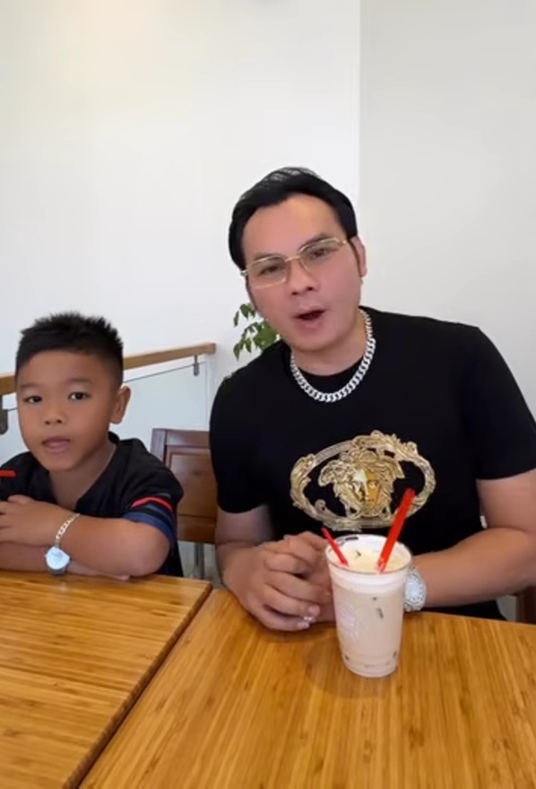 Con nu&ocirc;i của một nam NSƯT: Đổi đời, được nhiều Việt kiều cho tiền- Ảnh 1.