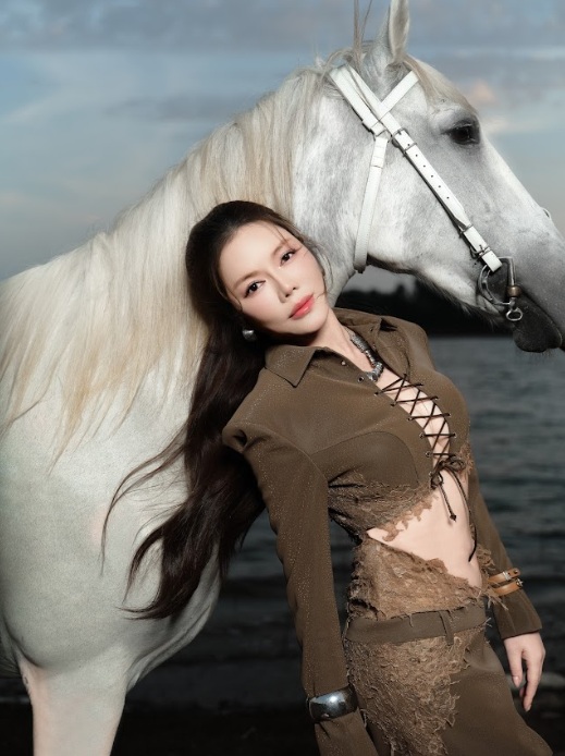 L&yacute; Nh&atilde; Kỳ khoe nhan sắc quyến rũ tại resort trăm tỷ ri&ecirc;ng ở Đồng Nai- Ảnh 3.