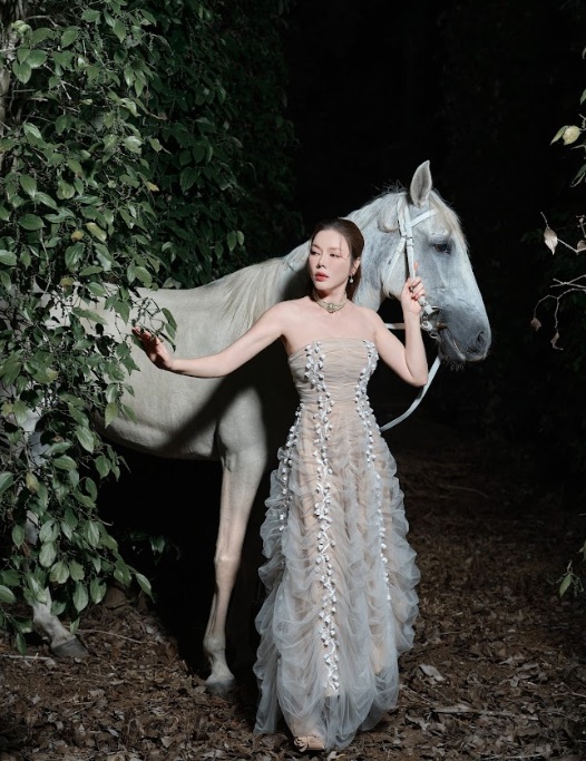 L&yacute; Nh&atilde; Kỳ khoe nhan sắc quyến rũ tại resort trăm tỷ ri&ecirc;ng ở Đồng Nai- Ảnh 2.