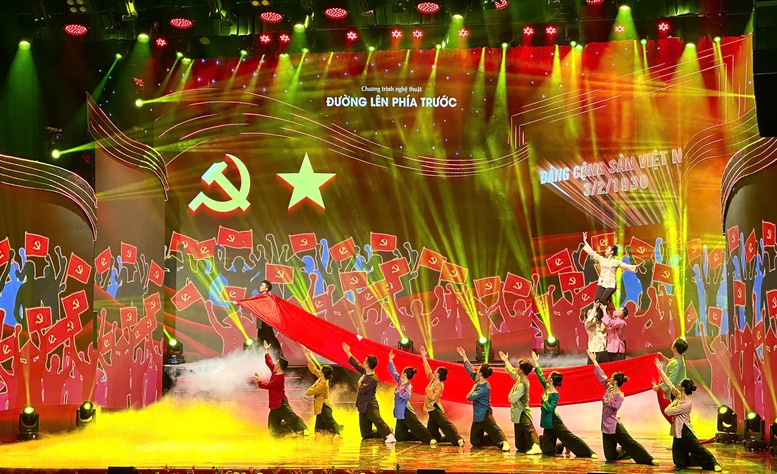 Chương tr&igrave;nh nghệ thuật 'Đường l&ecirc;n ph&iacute;a trước' ch&agrave;o mừng Ng&agrave;y th&agrave;nh lập Đảng Cộng sản Việt Nam- Ảnh 1.