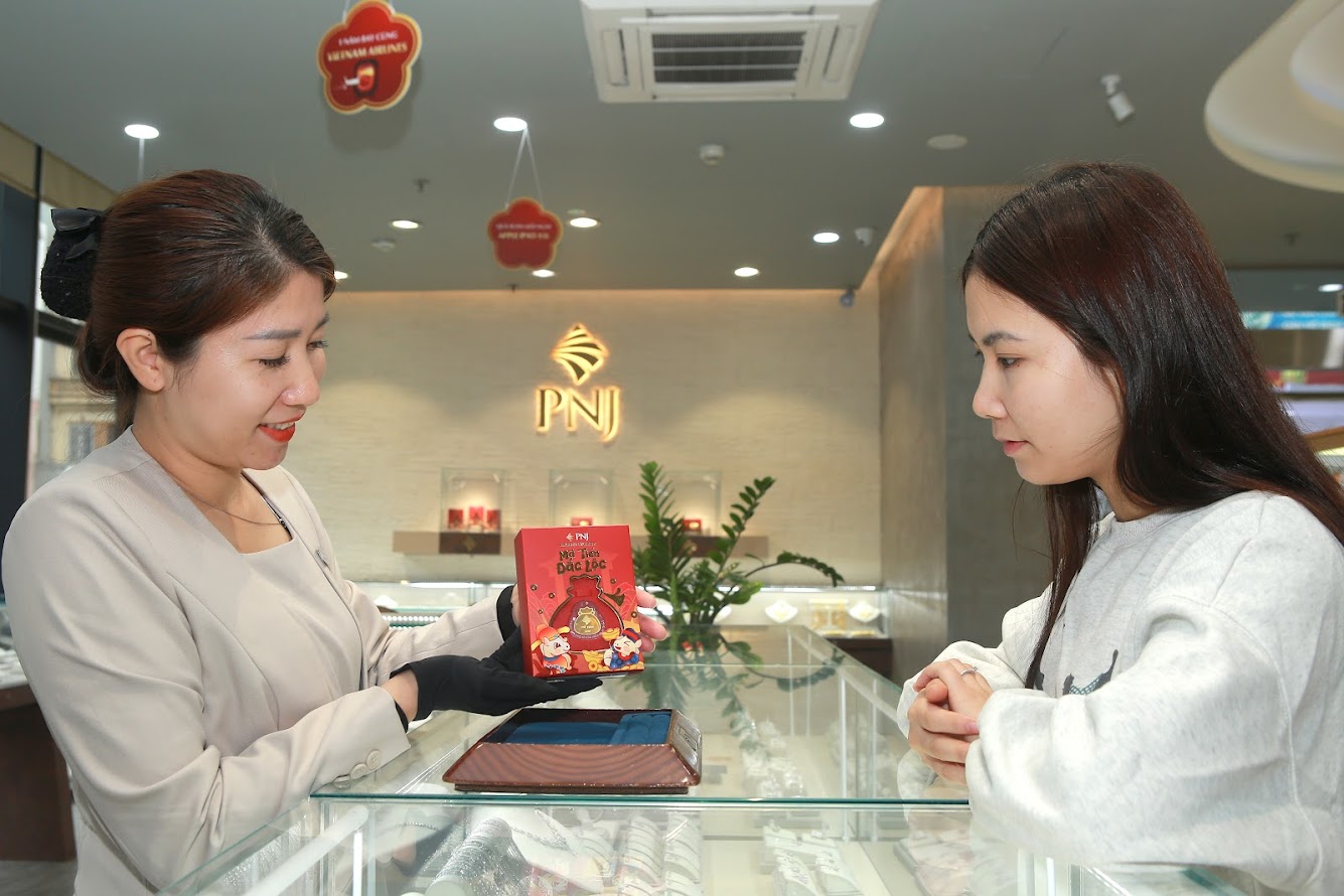 PNJ mang trải nghiệm cảm x&uacute;c v&agrave;o việc mua v&agrave;ng: V&igrave; sao Blindbox V&agrave;ng 99,99% - M&atilde; Tiến Đắc Lộc g&acirc;y ch&uacute; &yacute; dịp Tết 2026? - Ảnh 2.