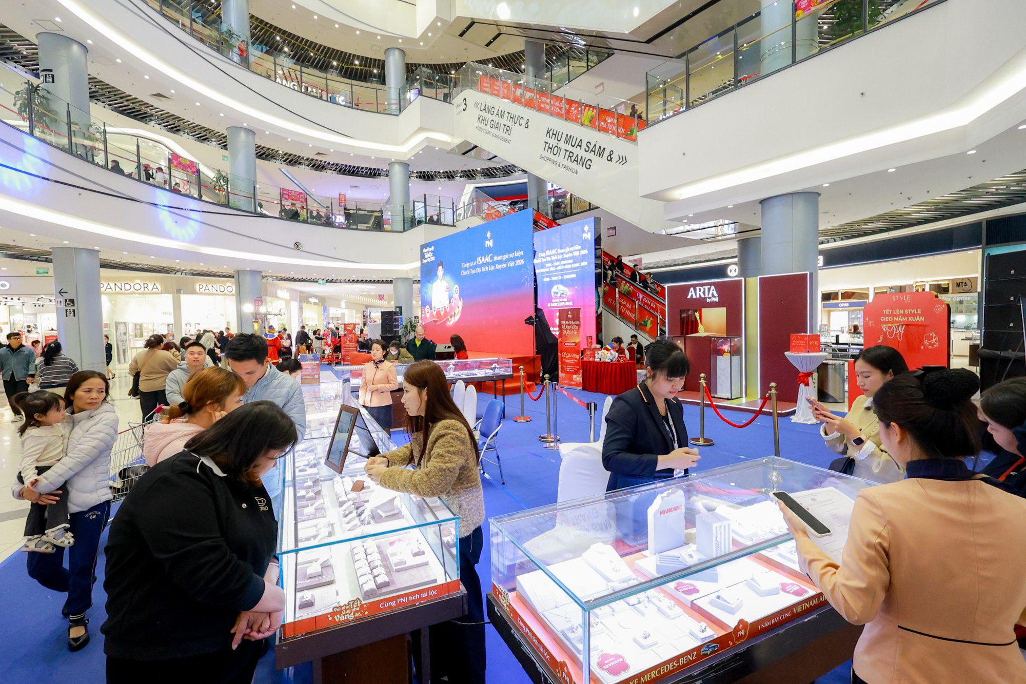 Vui như Tết c&ugrave;ng Isaac, B&ugrave;i C&ocirc;ng Nam tại chuỗi Tọa độ T&iacute;ch lộc xuy&ecirc;n Việt 2026 của PNJ - Ảnh 1.