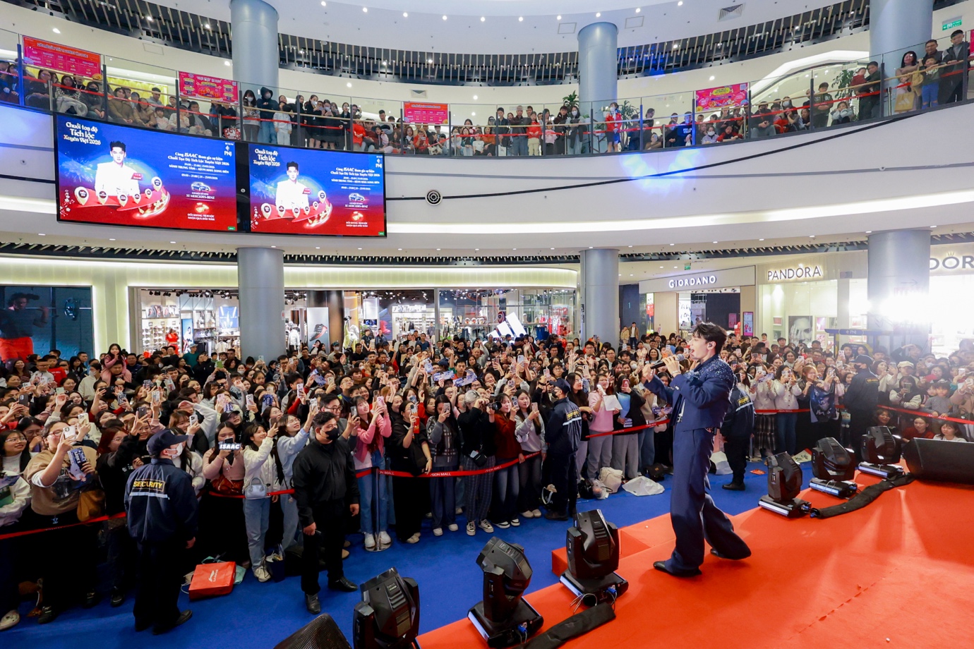 Vui như Tết c&ugrave;ng Isaac, B&ugrave;i C&ocirc;ng Nam tại chuỗi Tọa độ T&iacute;ch lộc xuy&ecirc;n Việt 2026 của PNJ - Ảnh 3.