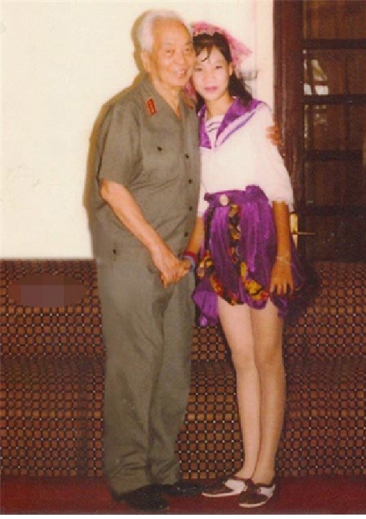 Ph&uacute; b&agrave; showbiz từng h&aacute;t cho đại tướng V&otilde; Nguy&ecirc;n Gi&aacute;p: U50 vi&ecirc;n m&atilde;n b&ecirc;n chồng doanh nh&acirc;n điển trai - Ảnh 1.