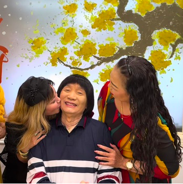 Nam NSND U80 mở tiệc lớn, được c&aacute;c fan nữ v&acirc;y quanh &ocirc;m h&ocirc;n - Ảnh 1.