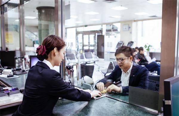 Kh&aacute;ch h&agrave;ng gửi tiết kiệm 6 tỷ, 1 năm sau đến r&uacute;t bị ng&acirc;n h&agrave;ng n&oacute;i thẳng: Anh phải nộp th&ecirc;m 530 triệu! - Ảnh 1.