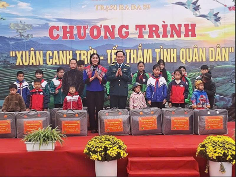 Ấm &aacute;p "Xu&acirc;n canh trời - Tết thắm t&igrave;nh qu&acirc;n d&acirc;n" ở Đo&agrave;n Ph&ograve;ng kh&ocirc;ng H&agrave; Bắc Anh h&ugrave;ng - Ảnh 1.