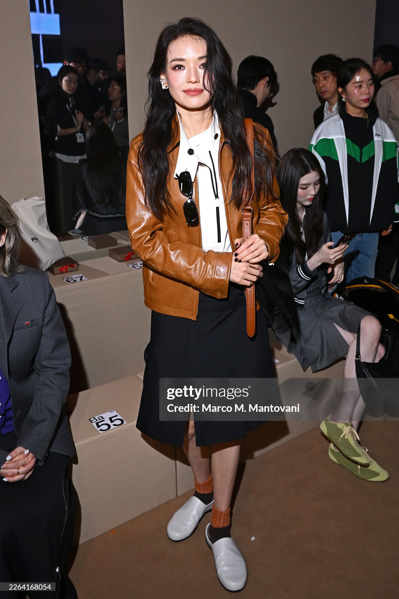 Thư Kỳ và Han So Hee bị "hung thần" hại không trượt phát nào, may ngồi cạnh nhau vẫn đẹp phát sáng- Ảnh 4. Thư Kỳ và Han So Hee bị "hung thần" hại không trượt phát nào, may ngồi cạnh nhau vẫn đẹp phát sáng- Ảnh 4.