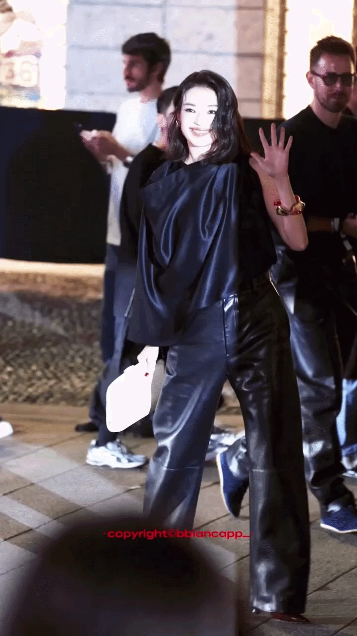 Thư Kỳ và Han So Hee bị "hung thần" hại không trượt phát nào, may ngồi cạnh nhau vẫn đẹp phát sáng- Ảnh 8. Thư Kỳ và Han So Hee bị "hung thần" hại không trượt phát nào, may ngồi cạnh nhau vẫn đẹp phát sáng- Ảnh 8.