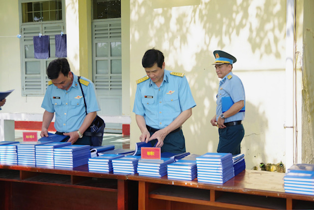 Chăm lo từ bữa ăn, giấc ngủ đến tư tưởng chiến sĩ mới - Ảnh 1.