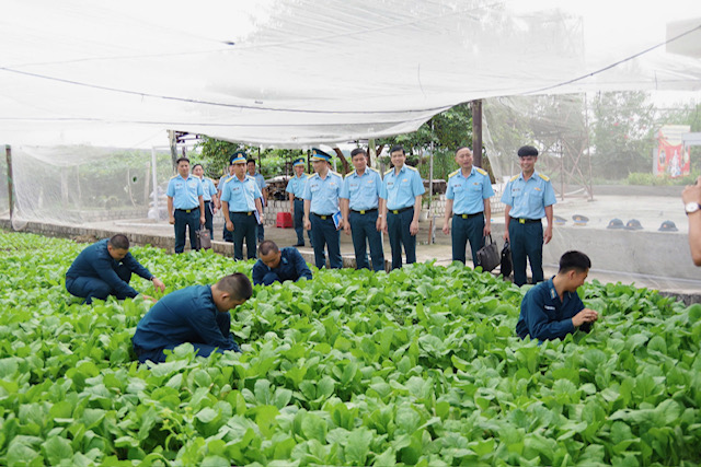 Chăm lo từ bữa ăn, giấc ngủ đến tư tưởng chiến sĩ mới - Ảnh 4.