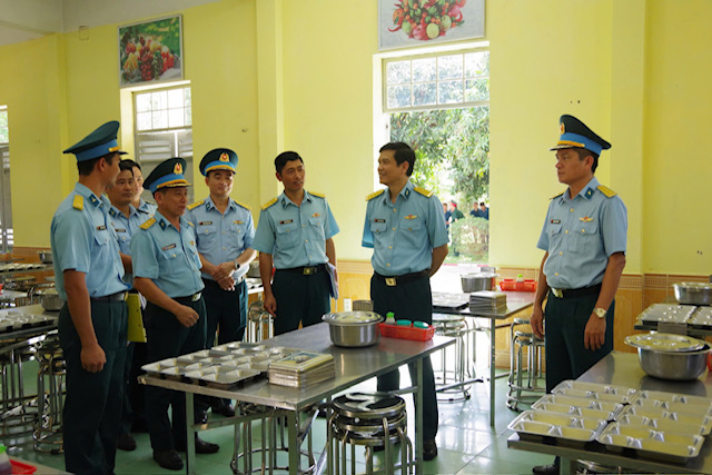 Chăm lo từ bữa ăn, giấc ngủ đến tư tưởng chiến sĩ mới - Ảnh 3.