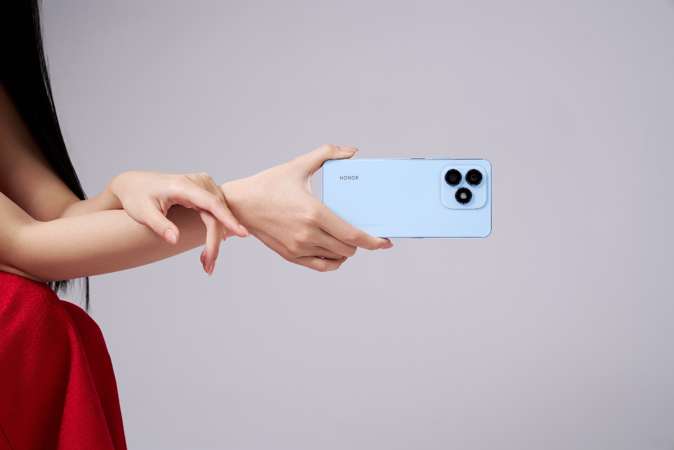 Thanh mảnh b&ecirc;n ngo&agrave;i, mạnh mẽ b&ecirc;n trong: HONOR X8d kể c&acirc;u chuyện về người phụ nữ hiện đại- Ảnh 1.