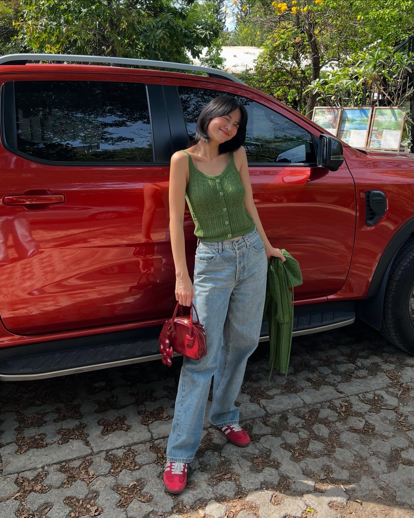 Quần jeans ống rộng l&agrave; item được c&aacute;c mỹ nh&acirc;n Việt mặc nhiều nhất, c&aacute;ch mix đồ cũng v&ocirc; c&ugrave;ng xuất sắc- Ảnh 11.