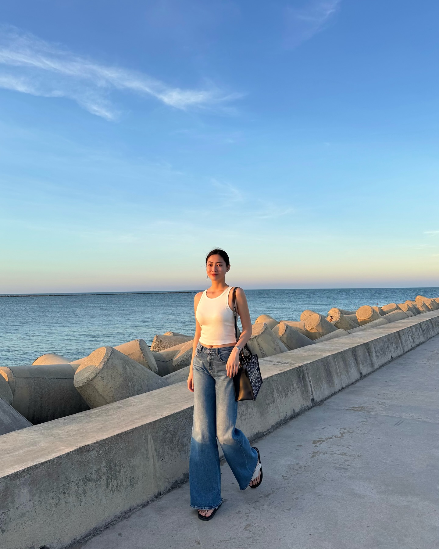 Quần jeans ống rộng l&agrave; item được c&aacute;c mỹ nh&acirc;n Việt mặc nhiều nhất, c&aacute;ch mix đồ cũng v&ocirc; c&ugrave;ng xuất sắc- Ảnh 10.