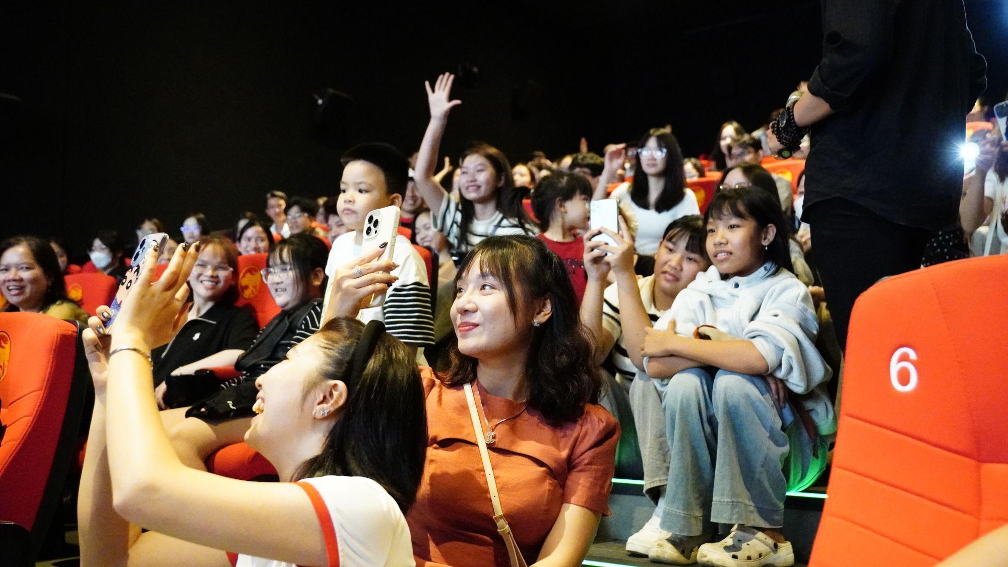 Ra rạp c&ugrave;ng &ldquo;Nh&agrave; M&igrave;nh Đi Th&ocirc;i&rdquo; - bộ phim chạm tới tr&aacute;i tim kh&ocirc;ng chỉ người trẻ m&agrave; c&ograve;n rất nhiều phụ huynh - Ảnh 2.