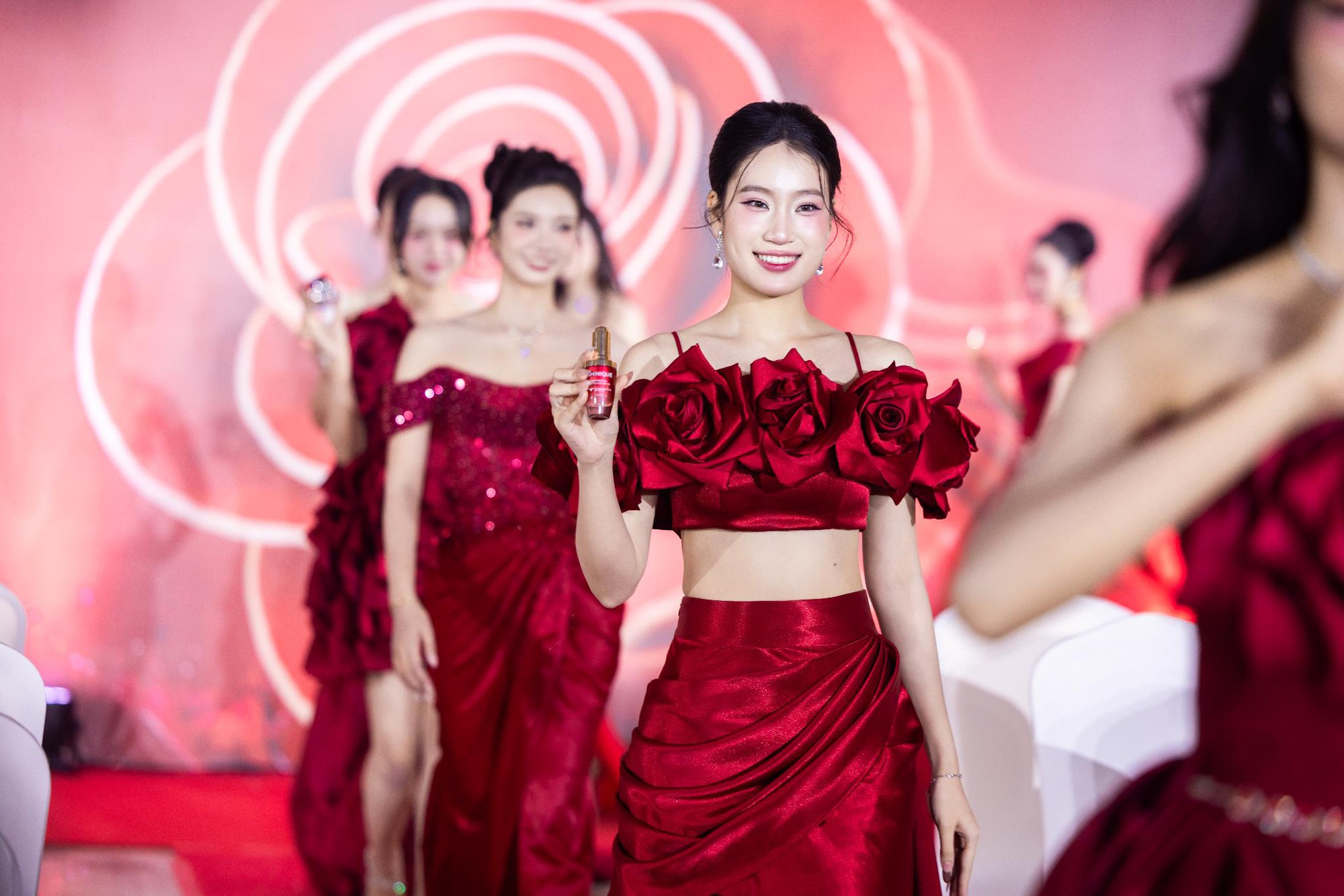 D&agrave;n hoa hậu, nghệ sĩ nổi tiếng hội tụ sự kiện ra mắt SHINIQUE- Ảnh 4.