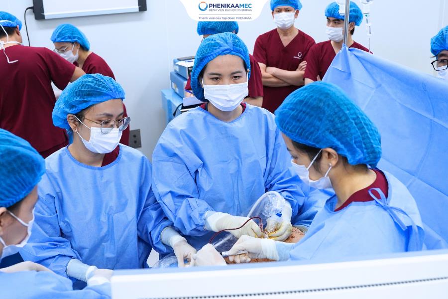 Trung t&acirc;m Y học B&agrave;o thai PhenikaaMec 3 lần truyền m&aacute;u trong tử cung cứu sống thai nhi bất đồng nh&oacute;m m&aacute;u Rh hiếm gặp- Ảnh 2.