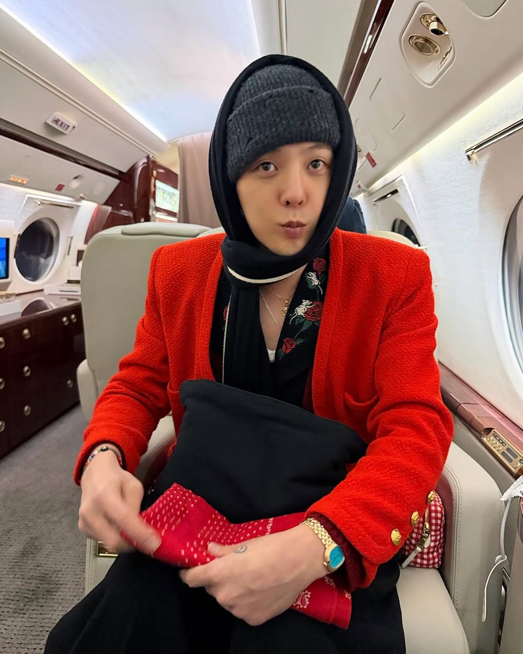 G-Dragon nghiện đeo một mẫu đồng hồ nữ từ Piaget- Ảnh 4.