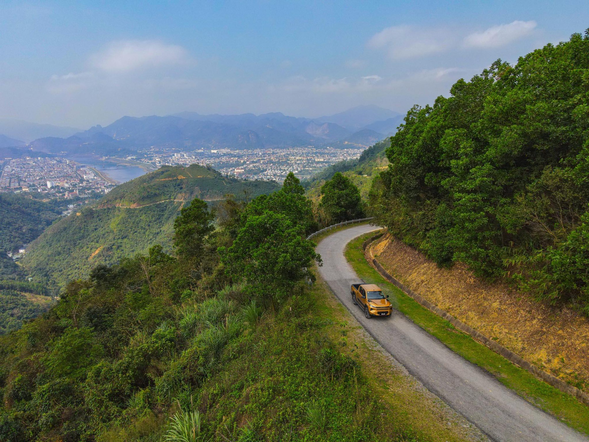 Bền bỉ cho c&ocirc;ng việc, tinh tế cho gia đ&igrave;nh: Toyota Hilux mới l&agrave; lời giải cho người đ&agrave;n &ocirc;ng đa nhiệm- Ảnh 3.