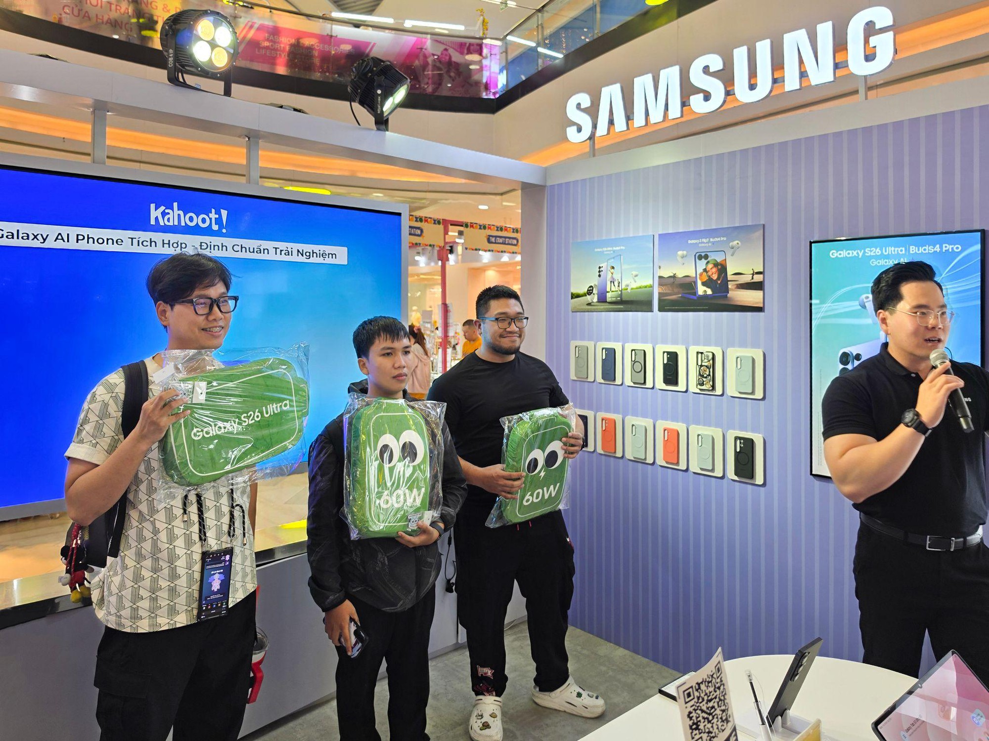 Galaxy S26 Series &ldquo;đổ bộ&rdquo; Vạn Hạnh Mall: &ldquo;Tọa độ mới&rdquo; đỉnh miễn b&agrave;n được d&acirc;n t&igrave;nh nườm nượp - Ảnh 11.