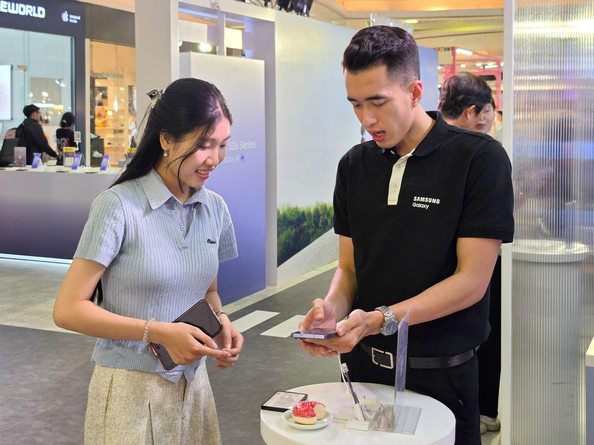 Galaxy S26 Series &ldquo;đổ bộ&rdquo; Vạn Hạnh Mall: &ldquo;Tọa độ mới&rdquo; đỉnh miễn b&agrave;n được d&acirc;n t&igrave;nh nườm nượp - Ảnh 8.