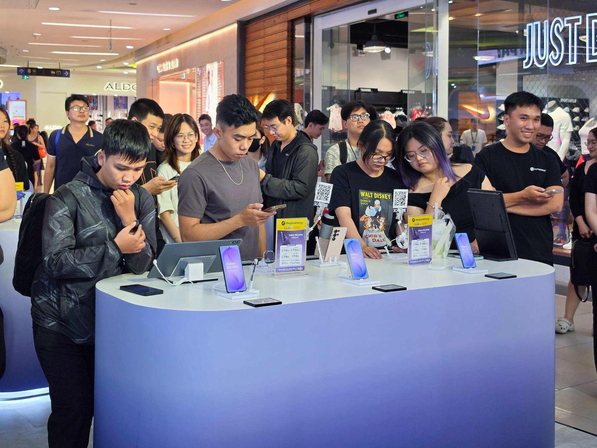 Galaxy S26 Series &ldquo;đổ bộ&rdquo; Vạn Hạnh Mall: &ldquo;Tọa độ mới&rdquo; đỉnh miễn b&agrave;n được d&acirc;n t&igrave;nh nườm nượp - Ảnh 10.