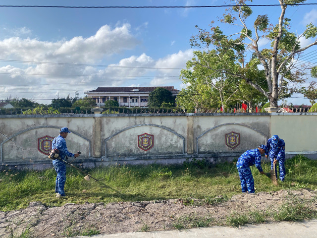 Hải đo&agrave;n 42 thực hiện c&oacute; hiệu quả "Ng&agrave;y thứ bảy t&igrave;nh nguyện, Ng&agrave;y chủ nhật xanh"  - Ảnh 3.