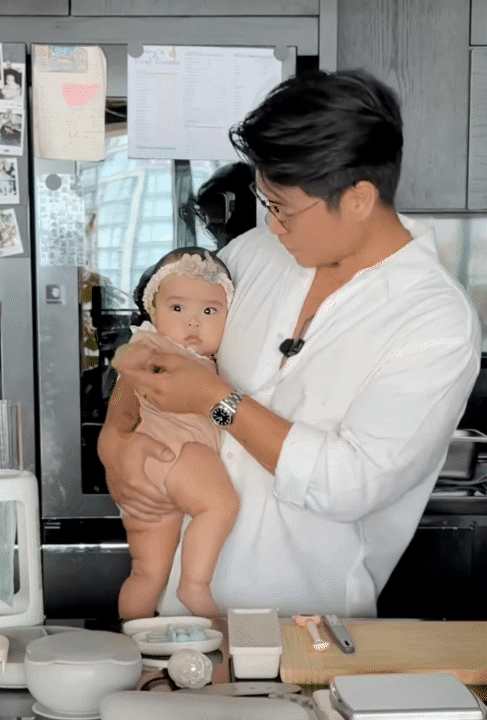 Bố bỉm Huy Trần nấu ăn dặm cho bé Gạo, ái nữ háu ăn đến mức đòi miếng khoai tây vừa hấp xong, khiến ai cũng bật cười- Ảnh 1. Bố bỉm Huy Trần nấu ăn dặm cho bé Gạo, ái nữ háu ăn đến mức đòi miếng khoai tây vừa hấp xong, khiến ai cũng bật cười- Ảnh 1.