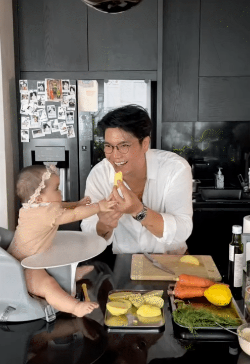 Bố bỉm Huy Trần nấu ăn dặm cho bé Gạo, ái nữ háu ăn đến mức đòi miếng khoai tây vừa hấp xong, khiến ai cũng bật cười- Ảnh 8. Bố bỉm Huy Trần nấu ăn dặm cho bé Gạo, ái nữ háu ăn đến mức đòi miếng khoai tây vừa hấp xong, khiến ai cũng bật cười- Ảnh 8.