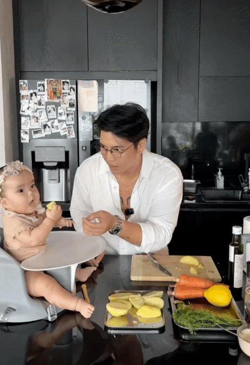 Bố bỉm Huy Trần nấu ăn dặm cho bé Gạo, ái nữ háu ăn đến mức đòi miếng khoai tây vừa hấp xong, khiến ai cũng bật cười- Ảnh 7. Bố bỉm Huy Trần nấu ăn dặm cho bé Gạo, ái nữ háu ăn đến mức đòi miếng khoai tây vừa hấp xong, khiến ai cũng bật cười- Ảnh 7.