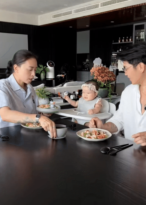 Bố bỉm Huy Trần nấu ăn dặm cho bé Gạo, ái nữ háu ăn đến mức đòi miếng khoai tây vừa hấp xong, khiến ai cũng bật cười- Ảnh 12. Bố bỉm Huy Trần nấu ăn dặm cho bé Gạo, ái nữ háu ăn đến mức đòi miếng khoai tây vừa hấp xong, khiến ai cũng bật cười- Ảnh 12.