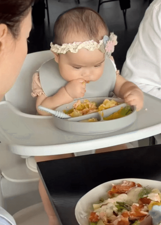 Bố bỉm Huy Trần nấu ăn dặm cho bé Gạo, ái nữ háu ăn đến mức đòi miếng khoai tây vừa hấp xong, khiến ai cũng bật cười- Ảnh 9. Bố bỉm Huy Trần nấu ăn dặm cho bé Gạo, ái nữ háu ăn đến mức đòi miếng khoai tây vừa hấp xong, khiến ai cũng bật cười- Ảnh 9.