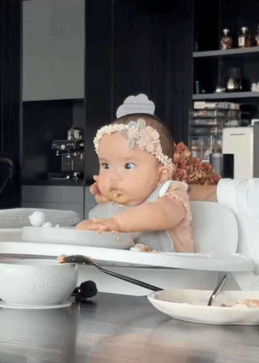 Bố bỉm Huy Trần nấu ăn dặm cho bé Gạo, ái nữ háu ăn đến mức đòi miếng khoai tây vừa hấp xong, khiến ai cũng bật cười- Ảnh 10. Bố bỉm Huy Trần nấu ăn dặm cho bé Gạo, ái nữ háu ăn đến mức đòi miếng khoai tây vừa hấp xong, khiến ai cũng bật cười- Ảnh 10.