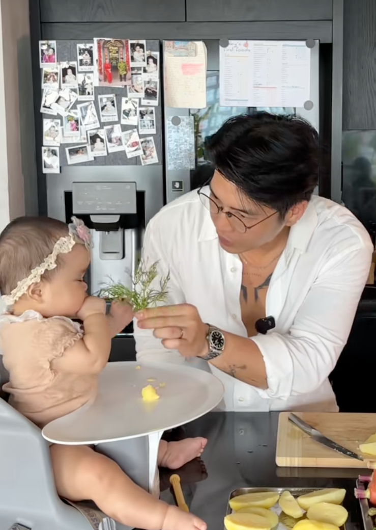 Bố bỉm Huy Trần nấu ăn dặm cho bé Gạo, ái nữ háu ăn đến mức đòi miếng khoai tây vừa hấp xong, khiến ai cũng bật cười- Ảnh 5. Bố bỉm Huy Trần nấu ăn dặm cho bé Gạo, ái nữ háu ăn đến mức đòi miếng khoai tây vừa hấp xong, khiến ai cũng bật cười- Ảnh 5.
