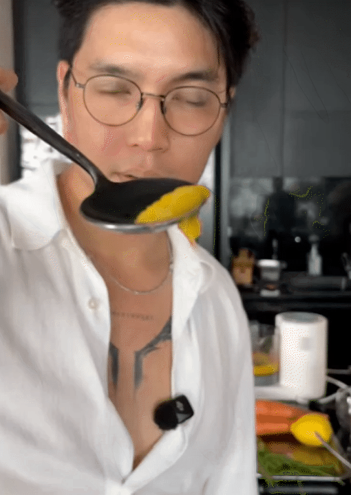 Bố bỉm Huy Trần nấu ăn dặm cho bé Gạo, ái nữ háu ăn đến mức đòi miếng khoai tây vừa hấp xong, khiến ai cũng bật cười- Ảnh 4. Bố bỉm Huy Trần nấu ăn dặm cho bé Gạo, ái nữ háu ăn đến mức đòi miếng khoai tây vừa hấp xong, khiến ai cũng bật cười- Ảnh 4.