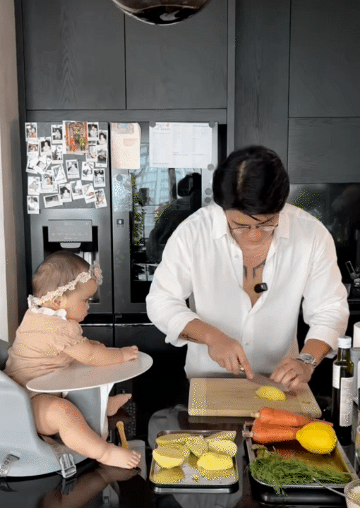 Bố bỉm Huy Trần nấu ăn dặm cho bé Gạo, ái nữ háu ăn đến mức đòi miếng khoai tây vừa hấp xong, khiến ai cũng bật cười- Ảnh 6. Bố bỉm Huy Trần nấu ăn dặm cho bé Gạo, ái nữ háu ăn đến mức đòi miếng khoai tây vừa hấp xong, khiến ai cũng bật cười- Ảnh 6.