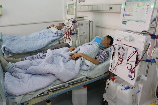 Nam thanh ni&ecirc;n 29 tuổi bất ngờ h&ocirc;n m&ecirc;, tỉnh dậy th&igrave; ph&aacute;t hiện suy thận giai đoạn cuối: Những th&oacute;i quen tưởng v&ocirc; hại nhưng &acirc;m thầm "ph&aacute; thận"- Ảnh 1.